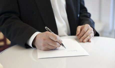 OLG Stuttgart: Vorlage des Arbeitsvertrages im Rahmen der Auskunftspflicht