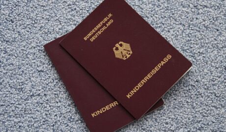 OLG Koblenz: Einstweilige Anordnung über die Herausgabe eines Kinderausweises – Kostenentscheid